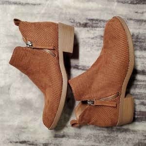 NWOT Universal Thread ankle boots